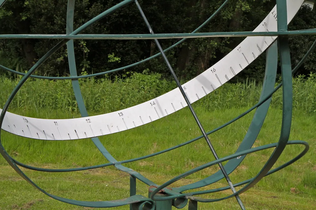 Equatoriale zonnewijzer: uitleg van het type met gelijke uurvakken