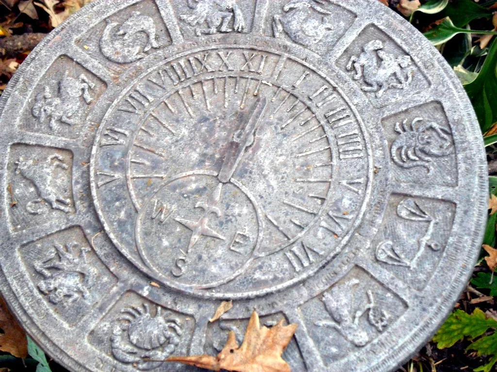 Horizontale zonnewijzer: hoe werkt het meest gangbare tuinmodel?
