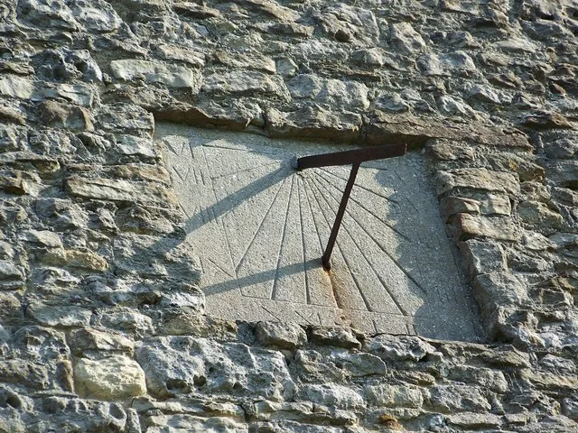 Zonnewijzer aan de muur bevestigen: montage van een verticaal model
