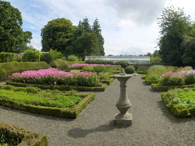 De juiste plek in de tuin voor een zonnewijzer kiezen