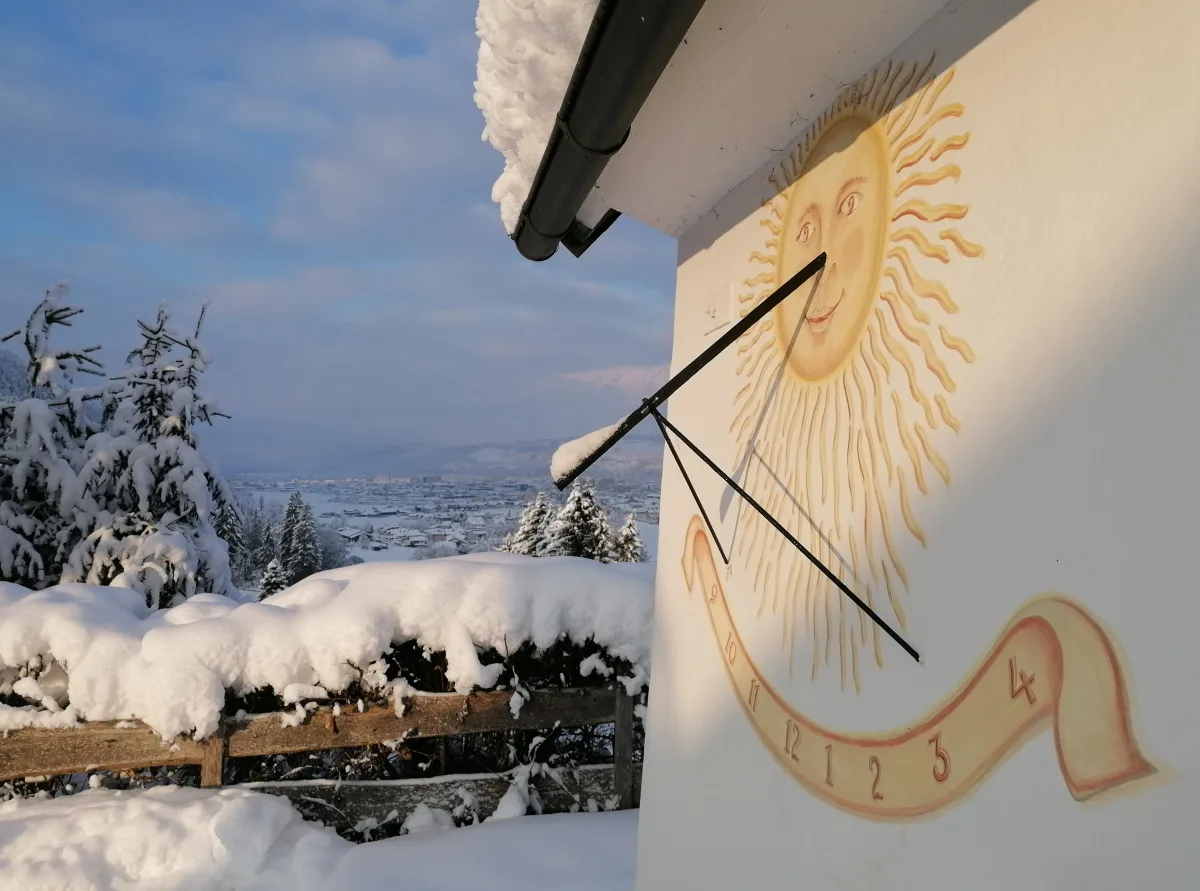 Zonnewijzer in de winter: hoe gaat uw tuinornament om met vorst?